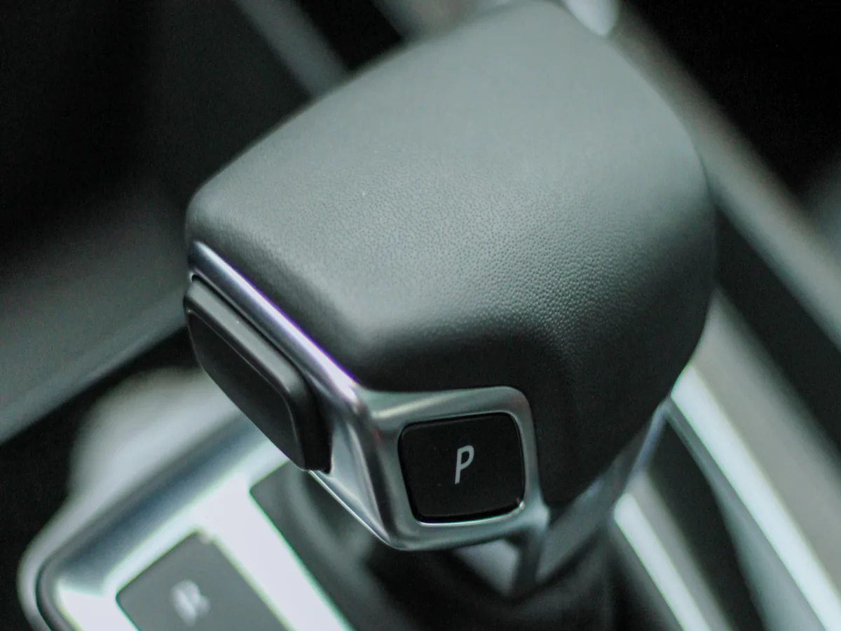 Levier de boîte automatique dans une voiture, position P